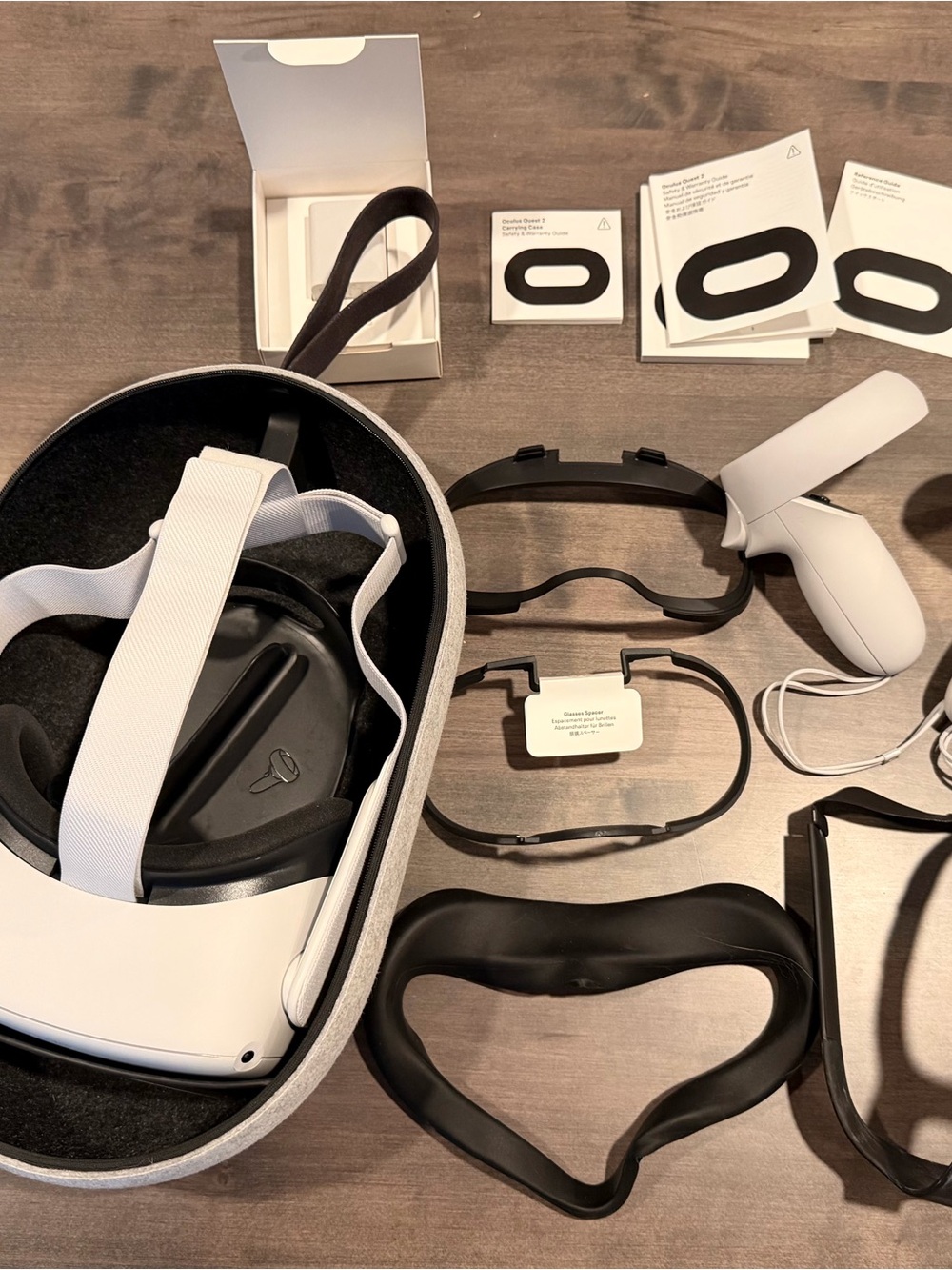 Oculus White Standalone VR Headset with White Controllers and Accessories